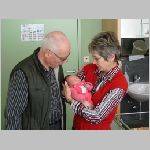 03 Oma und Opa bewundern Kira.JPG